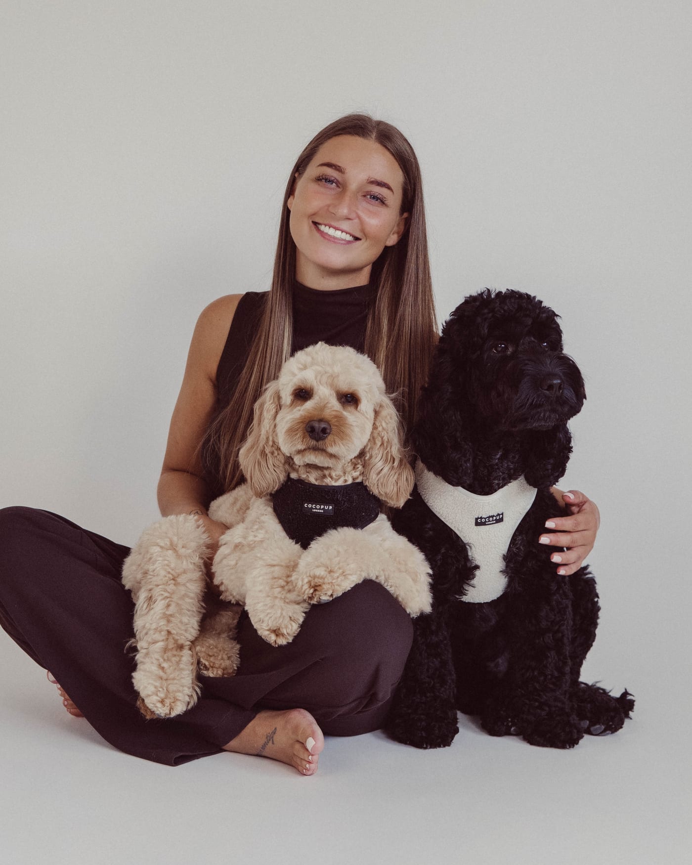 Vera met haar cockapoos Billy op schoot en Beer naast zich