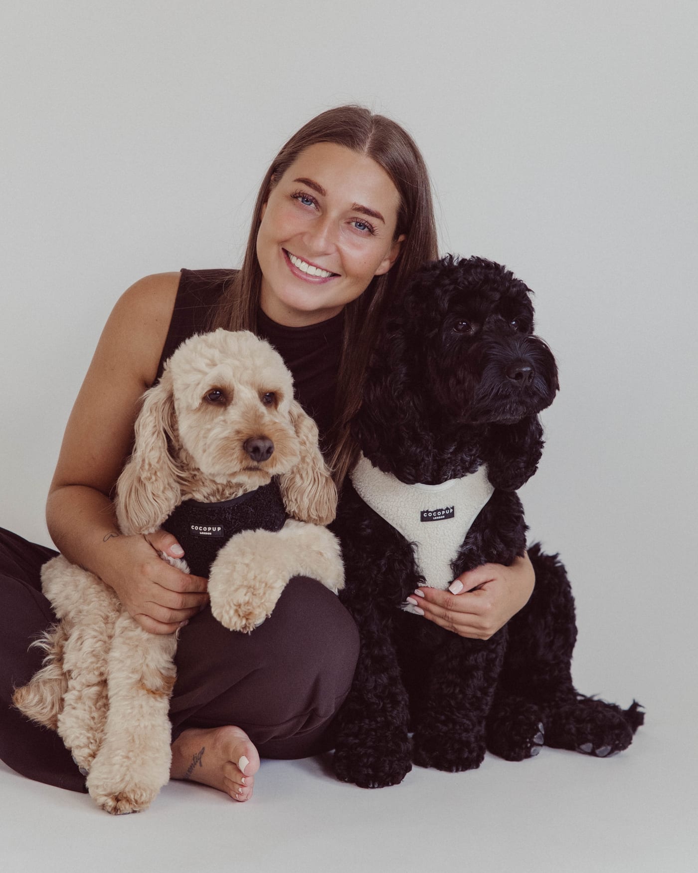 Vera, eigenaresse van Vera's Trimboetiekje, met haar honden Beer en Billy